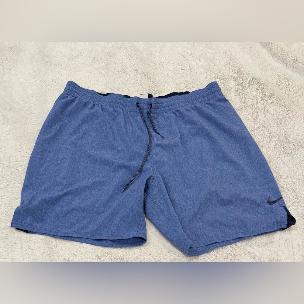 **Nike Men’s Lightweight Shorts (No Liner) Large**